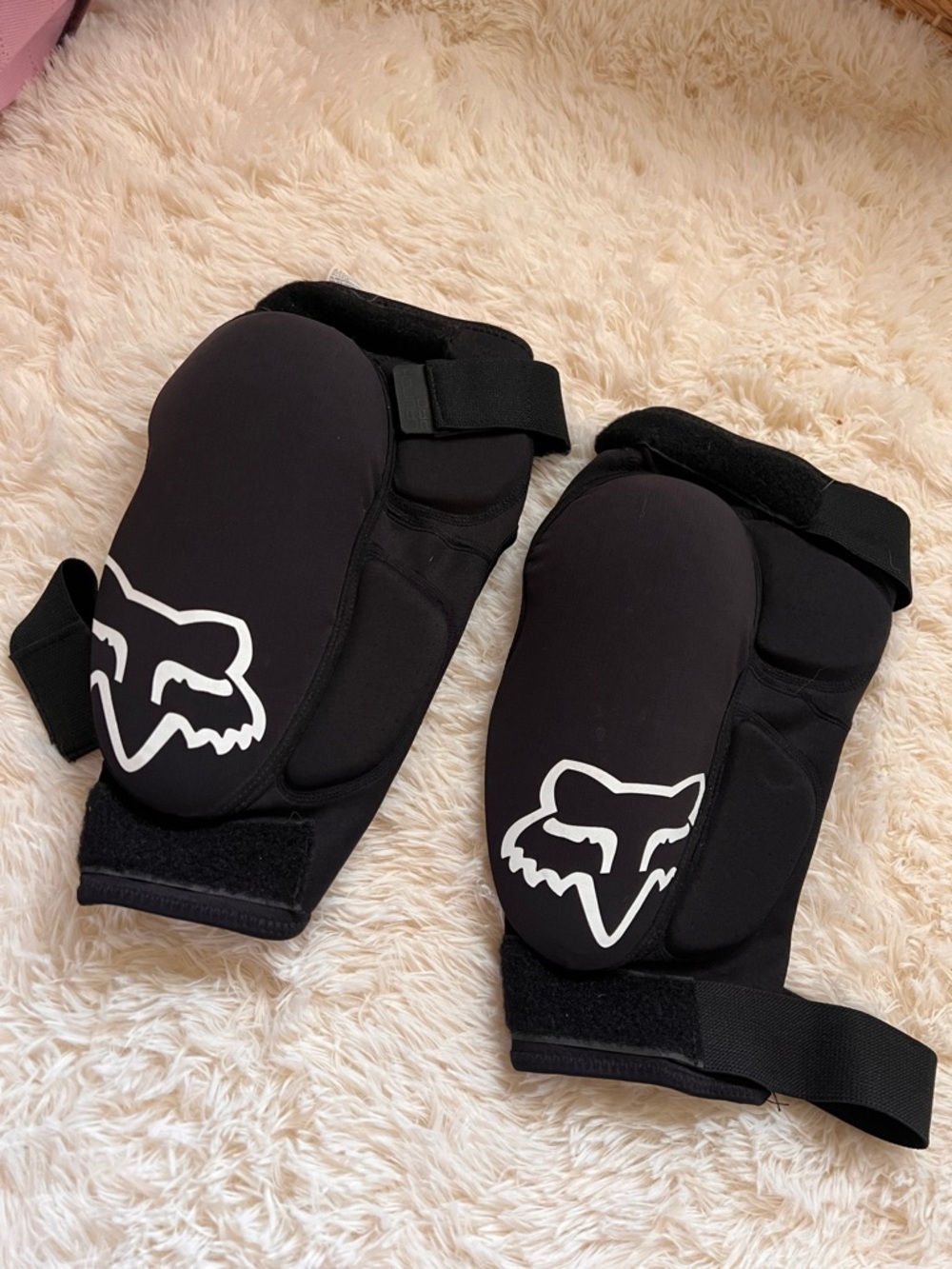 2 Fox Launch Pro Knee Guards